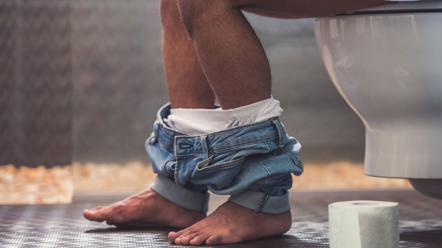Campylobacteriose (Quelle: iStock/vadimguzhva) Campylobacteriose: Ein Mann sitzt mit heruntergelassenen Hose auf der Toilette. Zu sehen sind nur seine Beine. Eine Toilettenpapierrolle steht neben seinen Füßen.