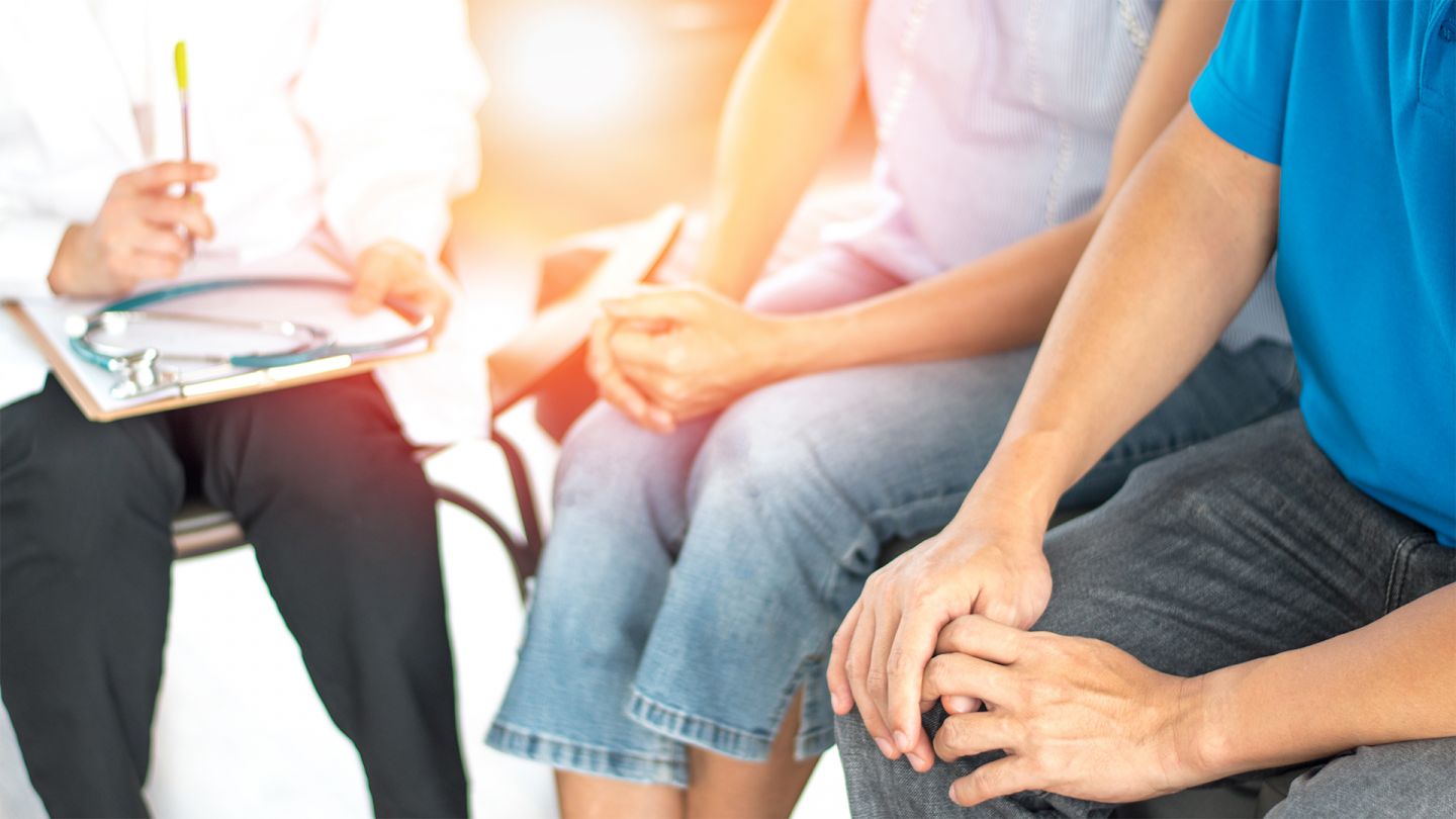 Chlamydien (Quelle: Getty Images/Pornpak Khunatorn) Chlamydien: Ein Mann und eine Frau sitzen neben einem Arzt, der ein erstes Patientengespräch mit ihnen führt.