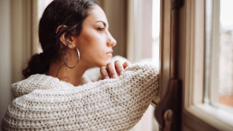 Depressive Störung (Symbolbild) (Quelle: Getty Images/franckreporter) Depression: Eine Frau blickt gedankenverloren aus einem Wohnungsfenster.