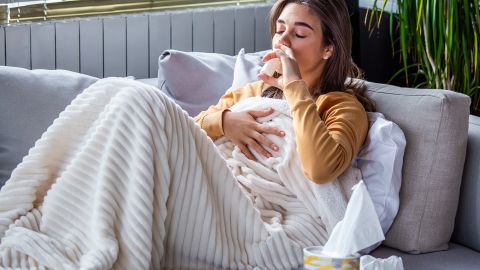 Nasenspray bei einer Erkältung (Quelle: Getty Images/stefanamer) Eine erkältete Frau nimmt Nasenspray.