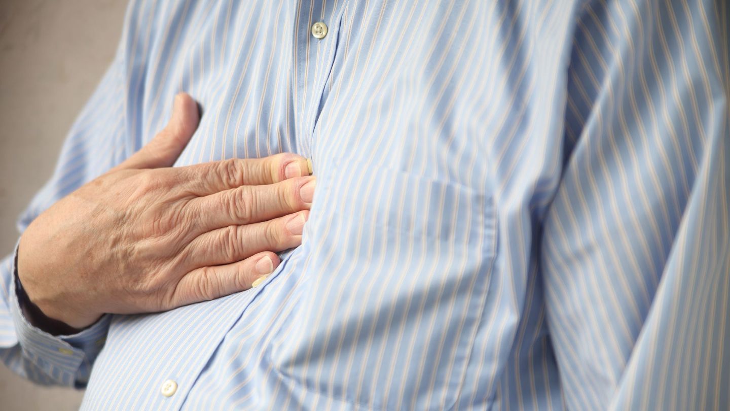 Gastrooesophageale Refluxerkrankung (Quelle: Getty Images/nebari) Gastroösophageale Refluxerkrankung: Eine Person drückt ihre rechte Hand auf den Brustkrob.