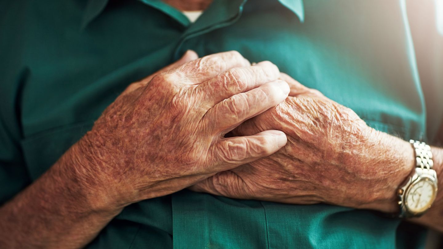 Herzinfarkt (Symbolbild) (Quelle: Getty Images/PeopleImages) Herzinfarkt: Eine ältere Frau fasst sich mit beiden Händen an den Brustkorb.