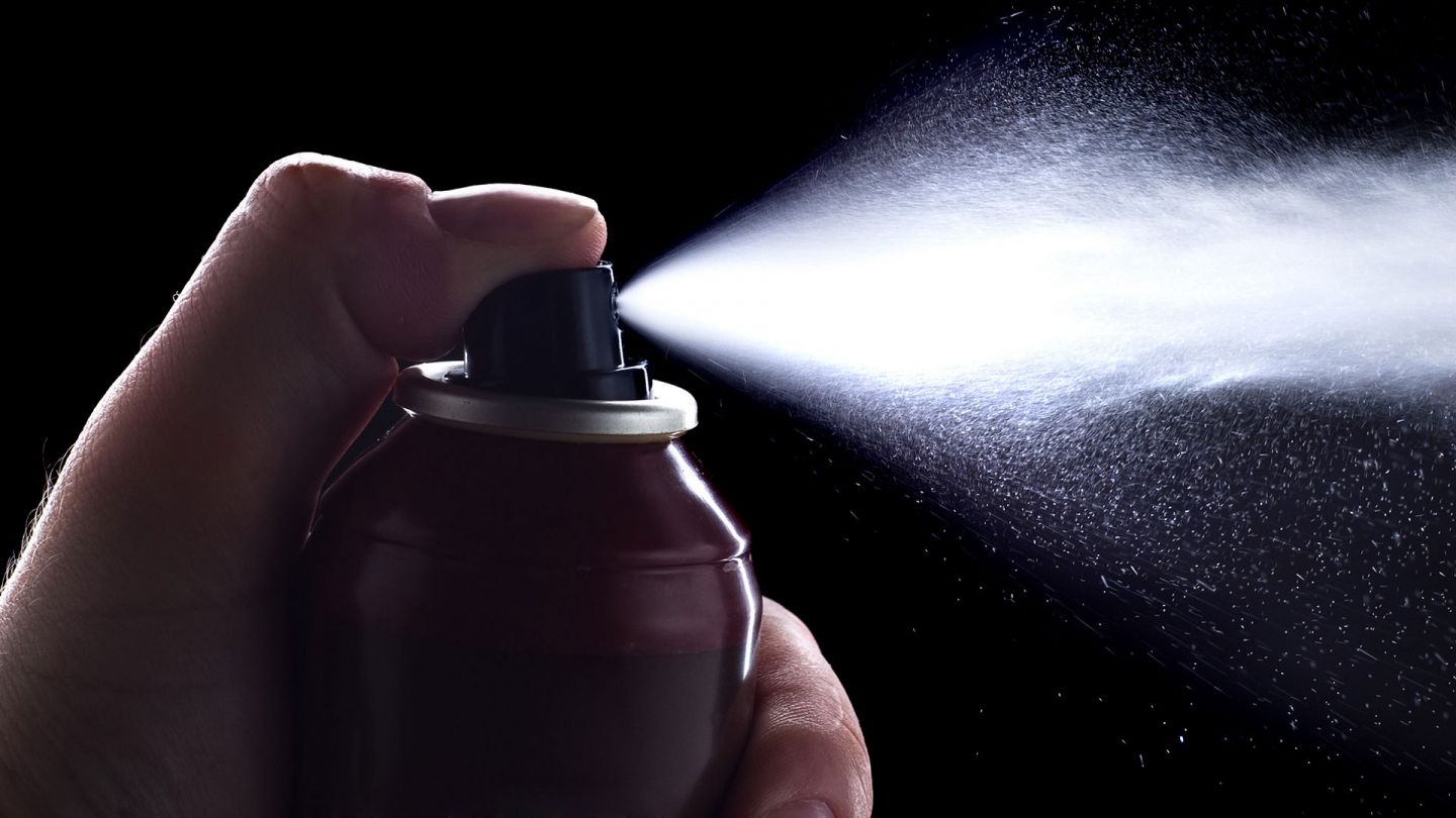 Kontaktspray (Quelle: Getty Images/Stavklem) Kontakt-Allergie: Ein Daumen drückt auf den Auslöser eines Kontaktsprays - Spray tritt aus.