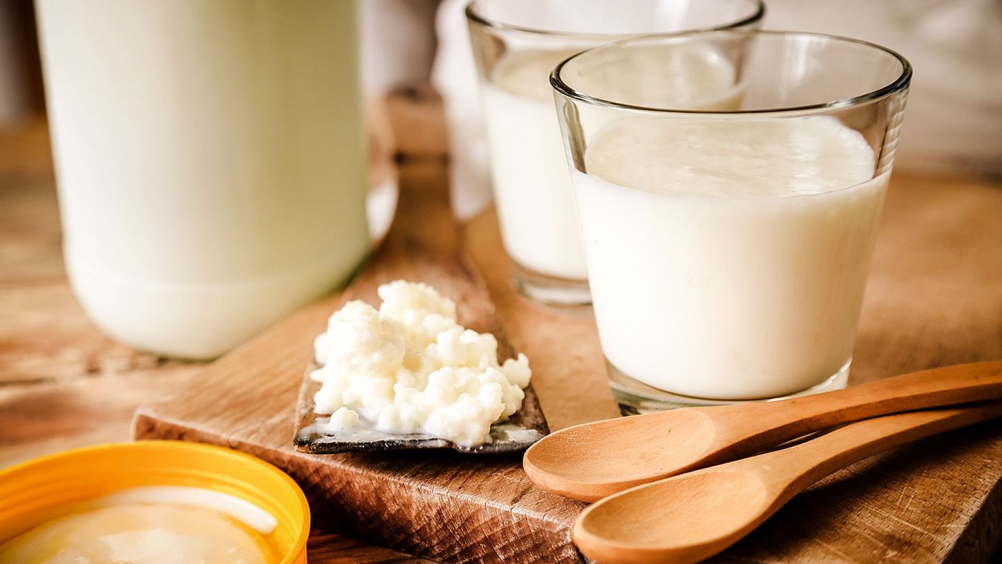Milchprodukte (Quelle: Getty Images/DejanKolar) Laktose-Intoleranz: Ein Tisch, auf dem Milch-Gläser stehen und eine Schale mit Milchreis liegt.