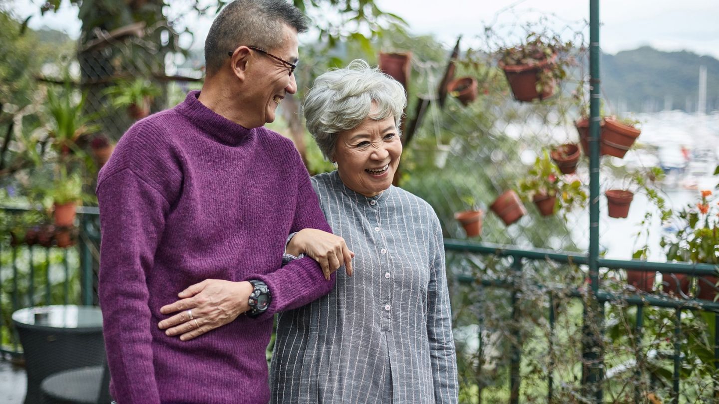 Pflegezeit und Familienpflegezeit (Symbolbild) (Quelle: Getty Images/xavierarnau) Pflegezeit und Familienpflegezeit: Ein Herr geht mit seiner Mutter spazieren. Beide lachen gemeinsam.
