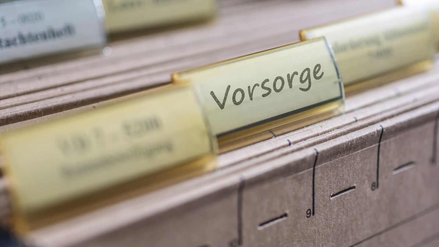 Vorsorge für den Ernstfall (Getty Images/ Ralf Geither) Vorsorge im Ernstfall: Nahaufnahme einer Aktenschublade mit einer Akte, die mit dem Wort Vorsorge beschriftet ist.
