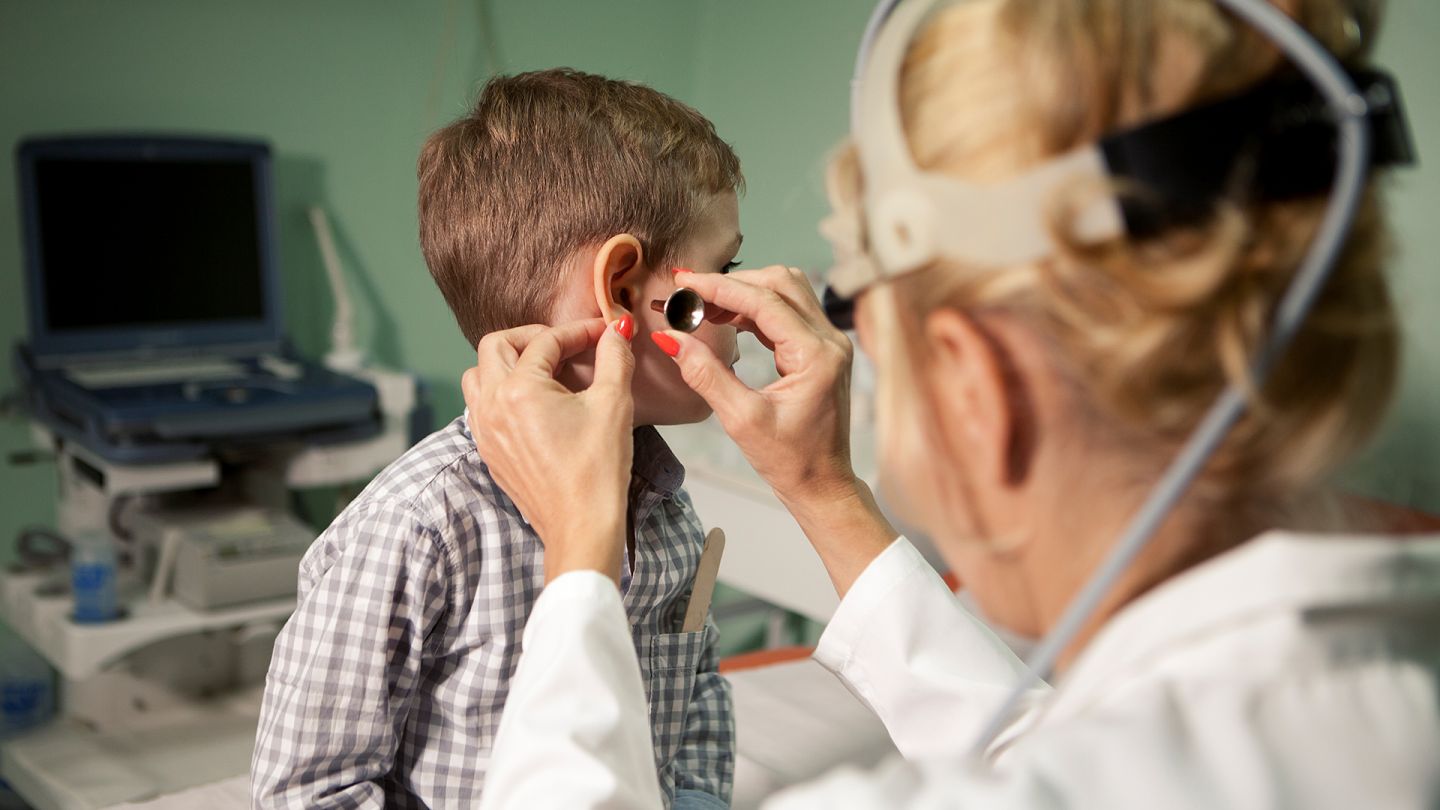 Akute Mittelohrentzündung (Quelle: Getty Images/M_a_y_a ) Akute Mittelohrentzündung: Eine Ärztin schaut in das Ohr eines Jungen.