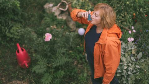 Asthma (Symbolbild) (Quelle: Getty Images/Drazen_) Eine Frau mit Asthma benutzt ein Inhalier-Gerät.