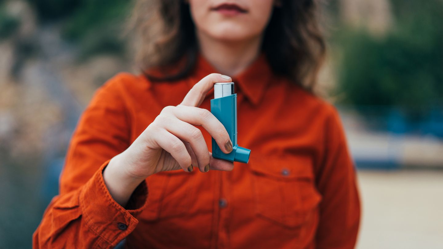 Asthma-Spray (Quelle: Getty Images/hsyncoban) Asthma: Eine Frau hält ein Inhalier-Gerät in der Hand.