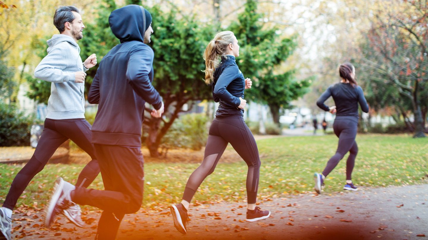 Gesund durch Bewegung (Getty Images/alvarez) Gesund durch Bewegung: Eine Gruppe von vier jungen Menschen geht gemeinsam im Park joggen.