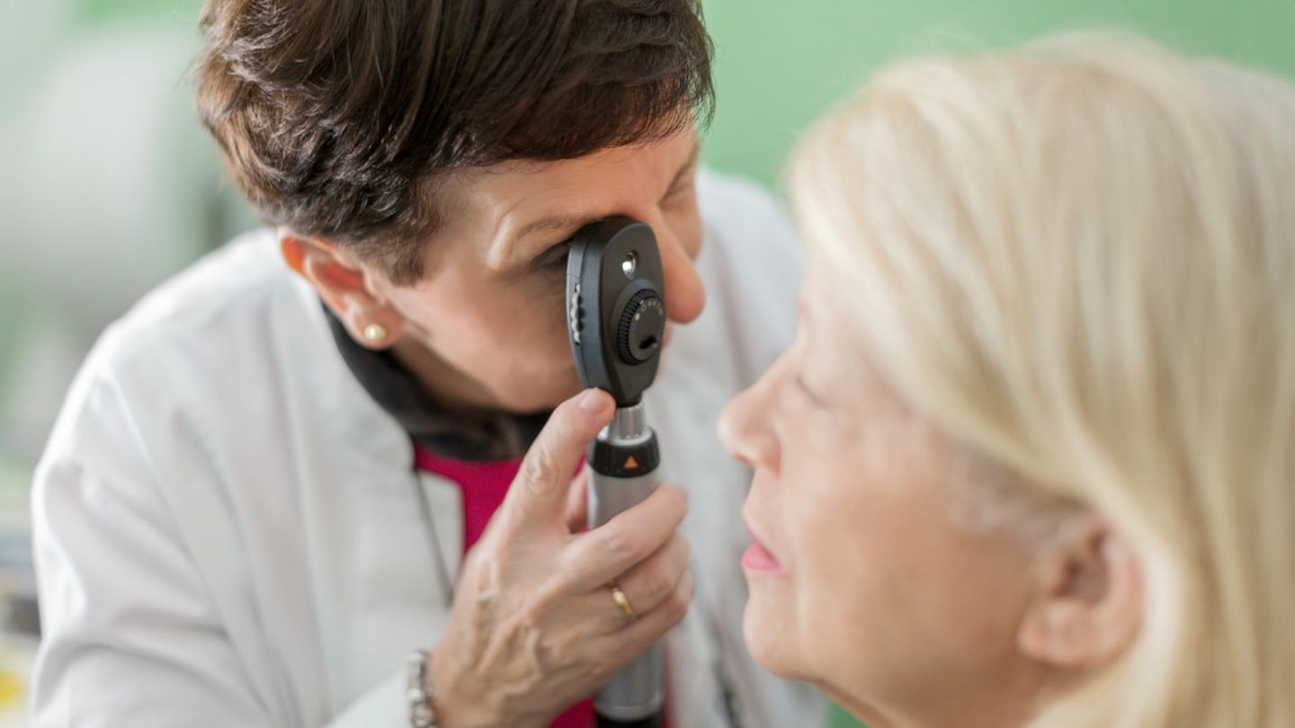 Glaukom (Symbolbild) (Quelle: Getty Images/zoranm) Glaukom: Eine Ärztin schaut durch ein Skiaskop in das Auge einer Patientin.