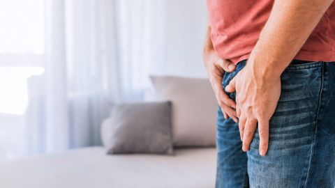 Mann mit Harndrang (Quelle: Getty Images/ljubaphoto) Ein Mann steht leicht nach vorn gebeugt. An beiden Beinen fasst er sich jeweils mit einer Hand in die Leistengegend. Offenbar verspürt der Mann einen Harndrang.