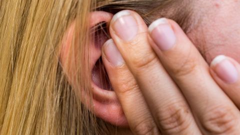 Ohrgeräusche (Quelle: Getty Images/Animaflora) Ohrgeräusche wie Pfeifen, Summen oder Fiepen heißen auch Tinnitus.
